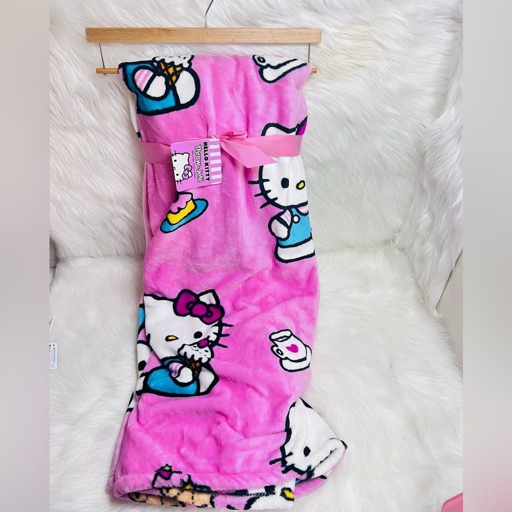 Hello Kitty Throw